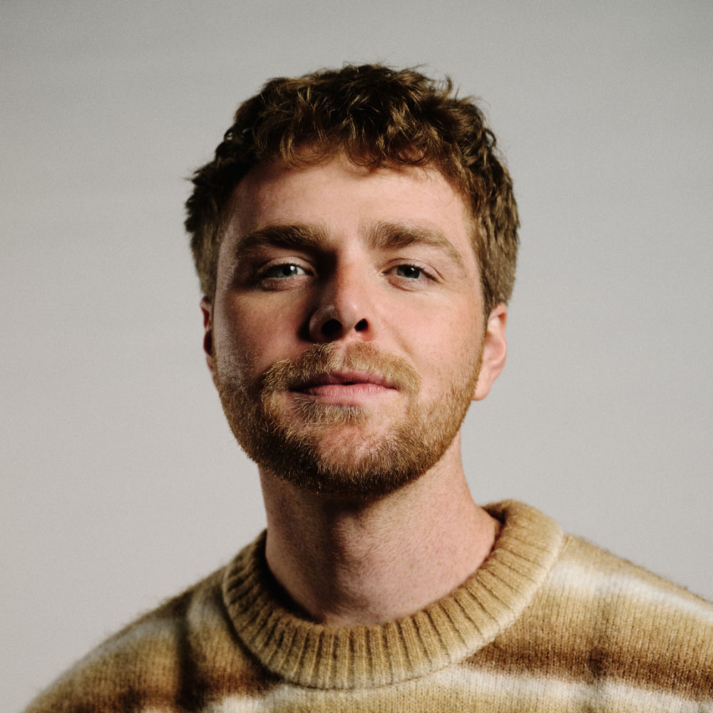 Alex Warren — صورة الفنان، مقال عن Carry You Home بتردد 432 هرتز | 432hz-converter.com