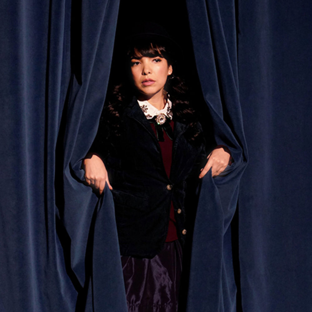 Indila — photo, article sur Tourner Dans Le Vide en 432 Hz | 432hz-converter.com