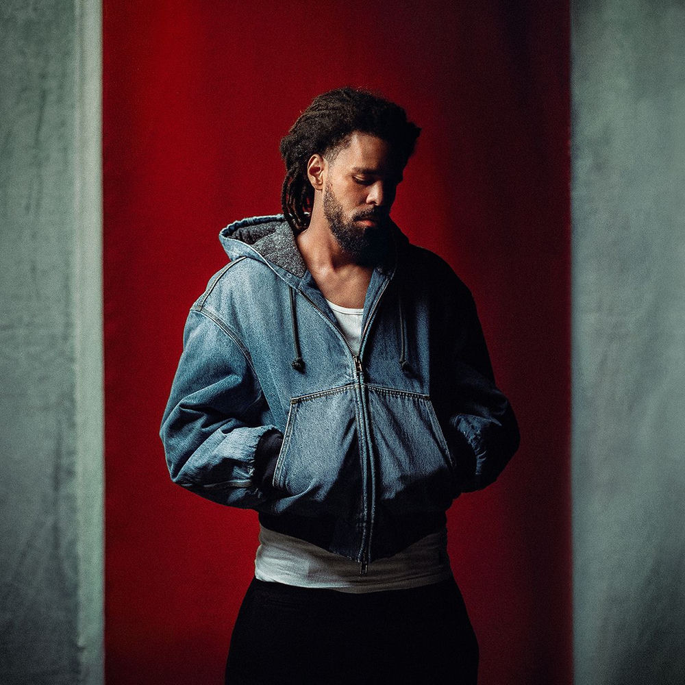 J. Cole — foto del artista, artículo sobre Two Six en 432 Hz | 432hz-converter.com