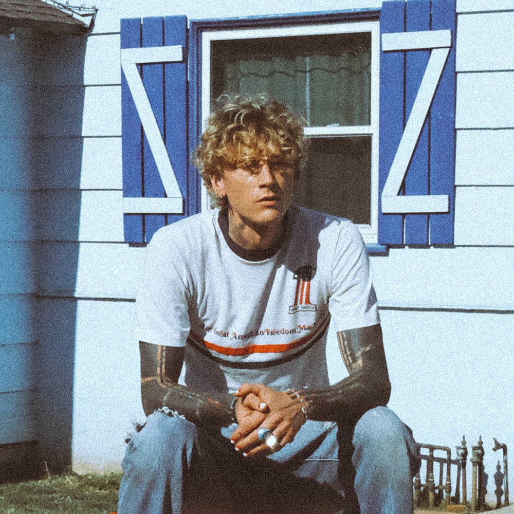 mgk — foto del artista, artículo sobre girl next door en 432 Hz | 432hz-converter.com