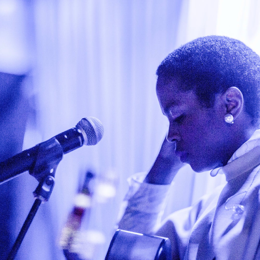 Ms. Lauryn Hill — foto artista, articolo su Tell Him in 432 Hz | 432hz-converter.com